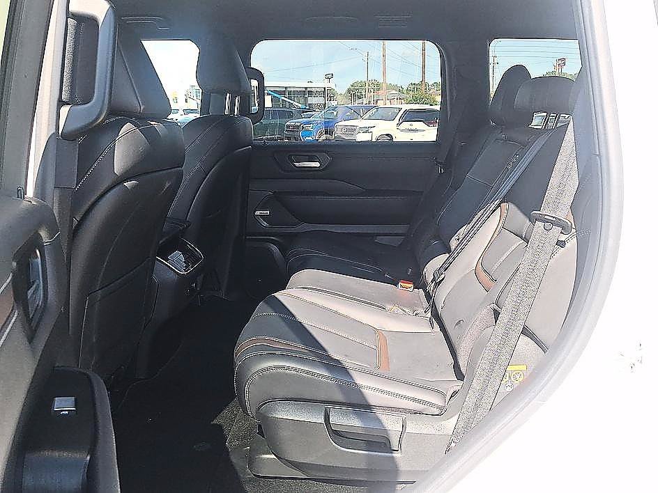Used 2025 Aspen White Tricoat Nissan SL image 12