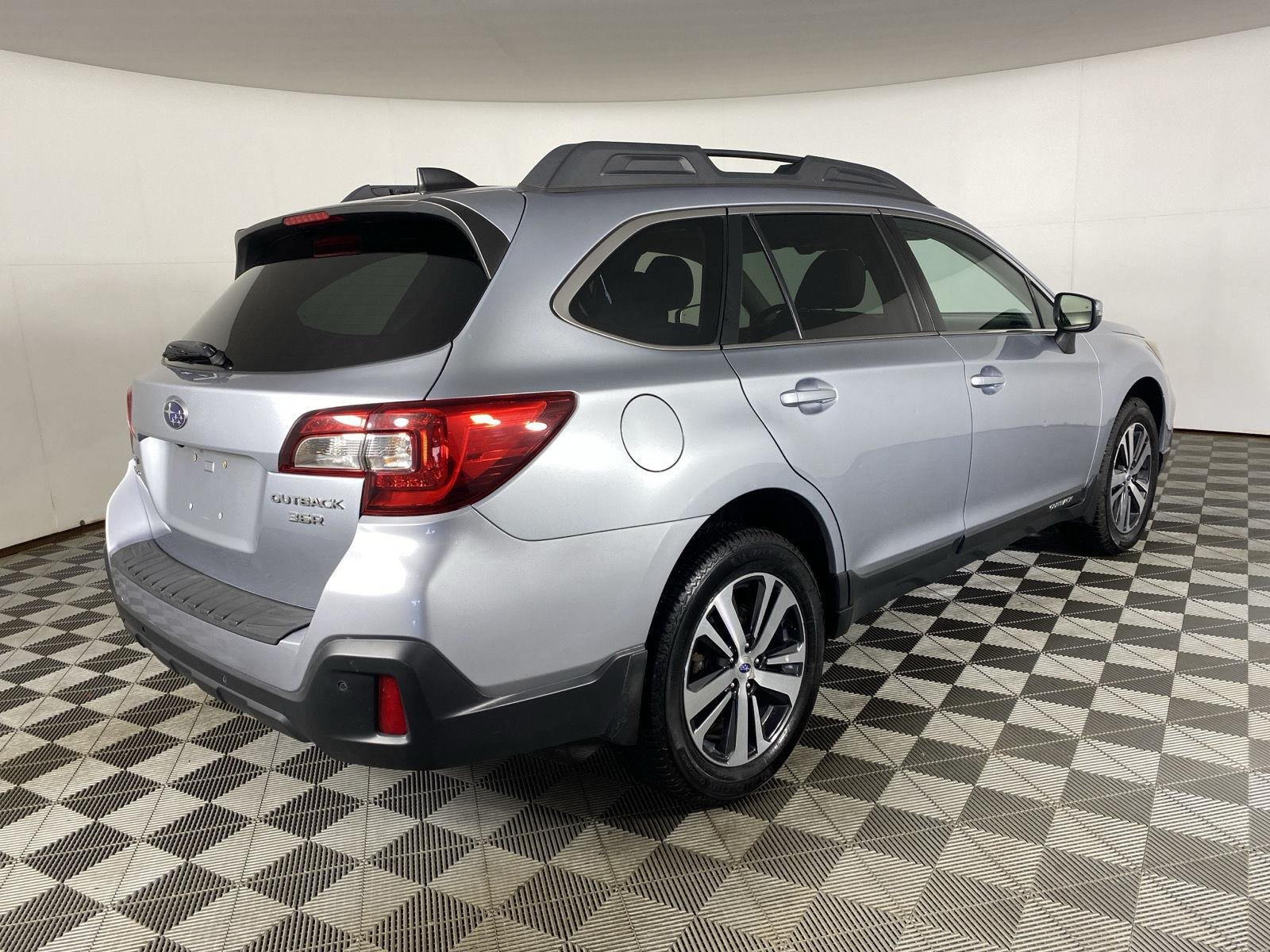 Used 2018 Ice Silver Metallic Subaru Limited image 10