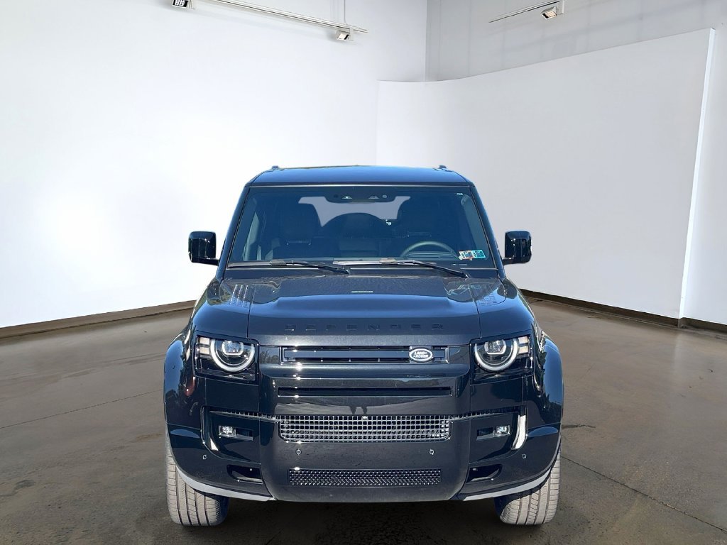 New 2026 Santorini Black Metallic Land Rover X-Dynamic SE image 2