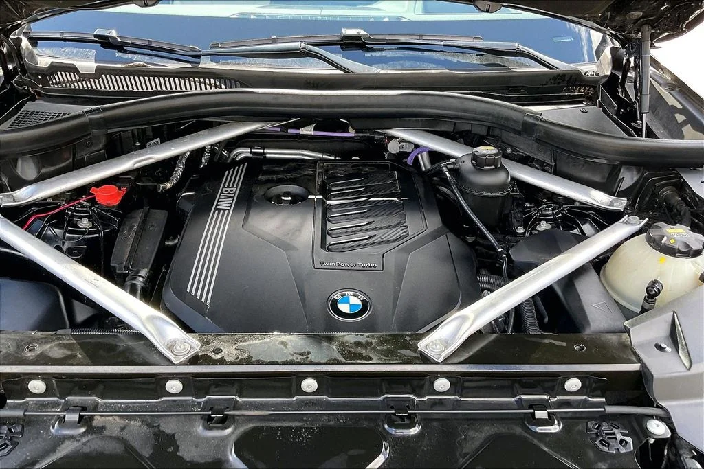 Used 2021 Black BMW xDrive40i image 10