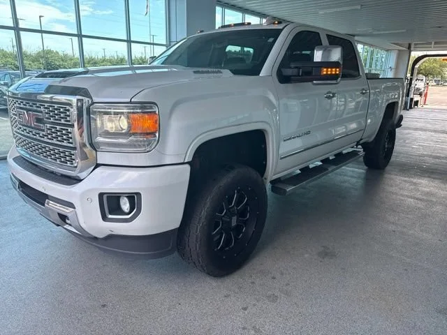 Used 2019 WHITE FROST TRICOAT GMC Denali image 3