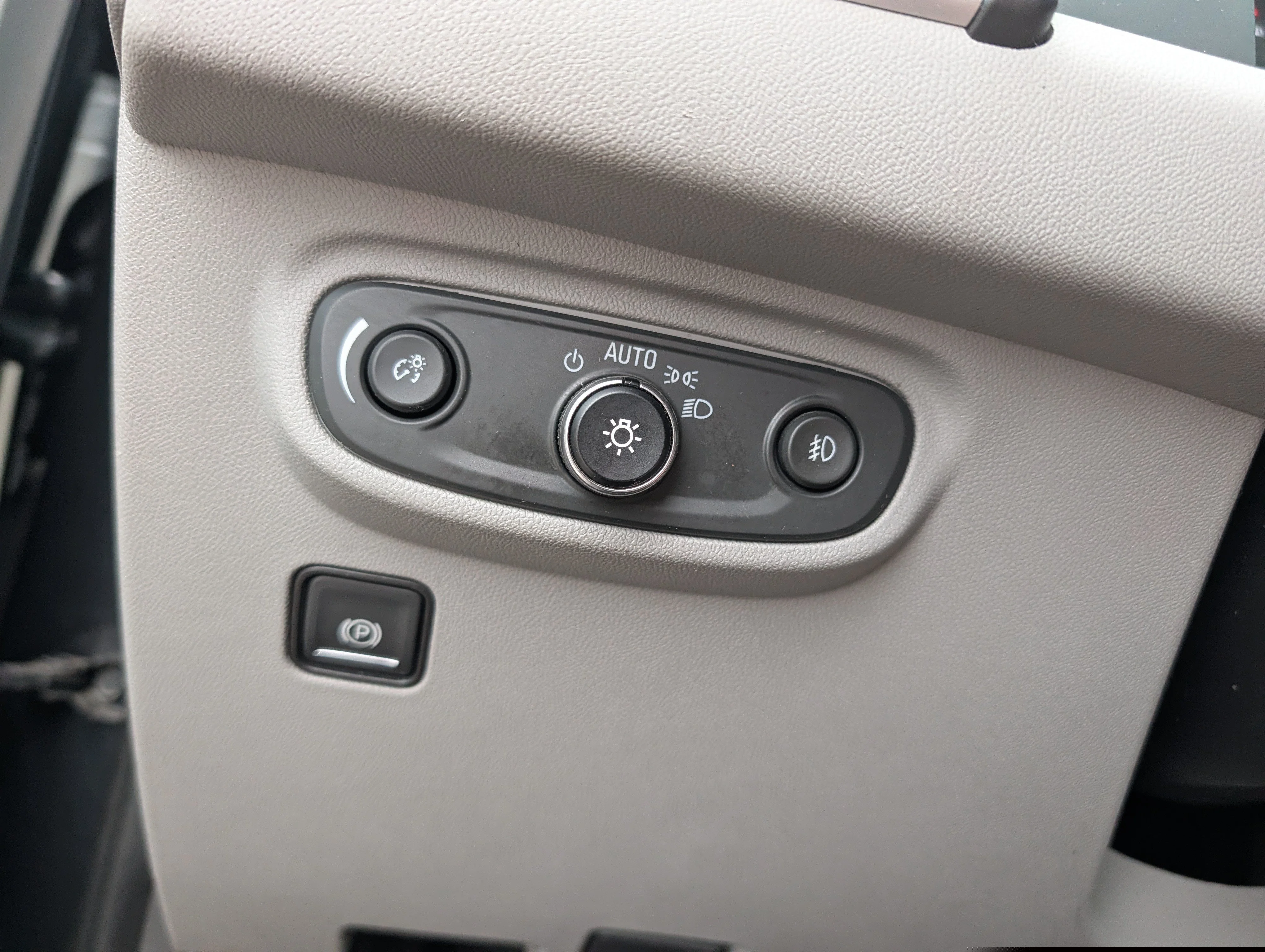 Used 2018 Graphite Gray Metallic GMC SLT image 27