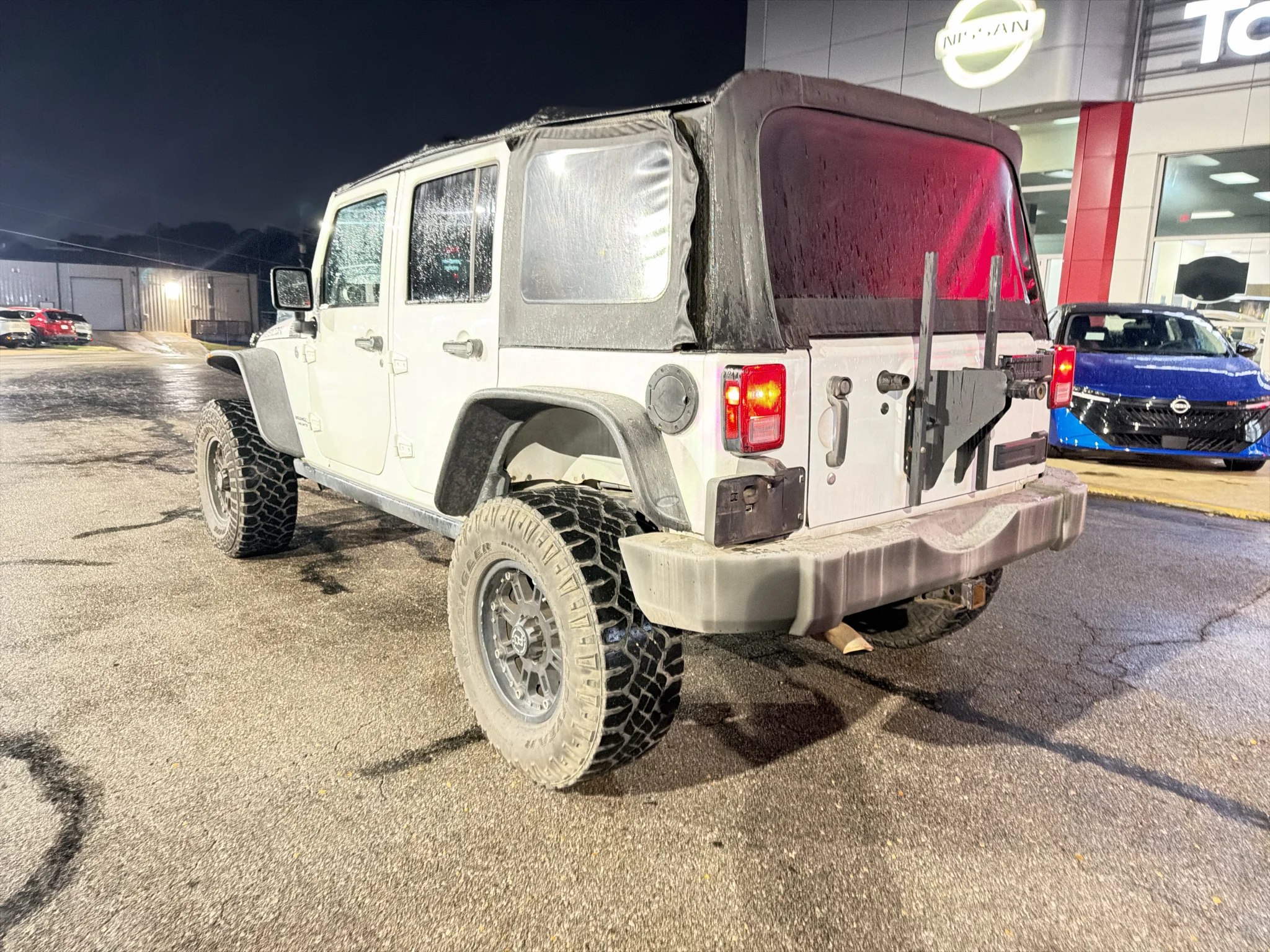 Used 2011 Bright White Clearcoat Jeep Rubicon image 6