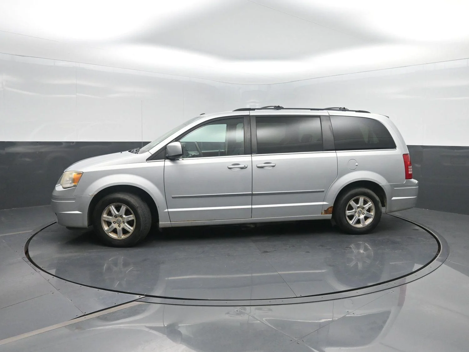 Used 2009 Bright Silver Metallic Chrysler Touring image 1