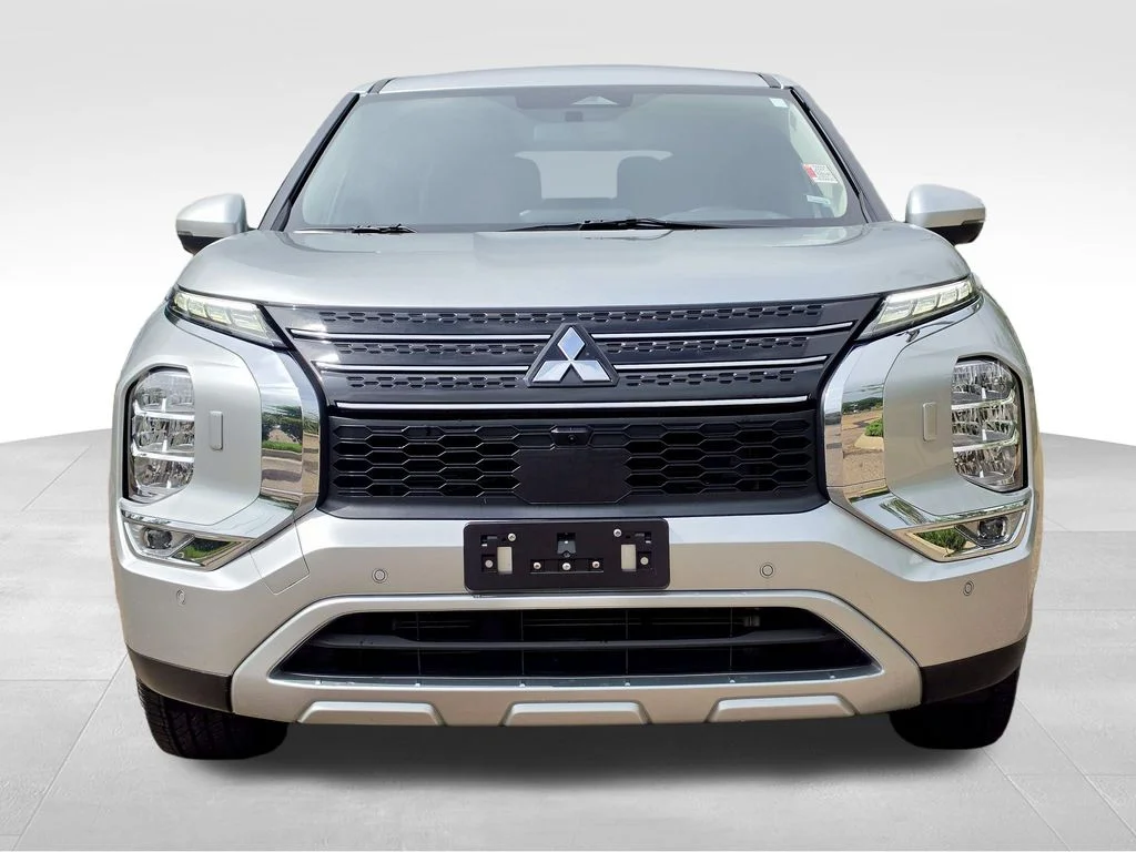 Used 2024  Mitsubishi SE image 4