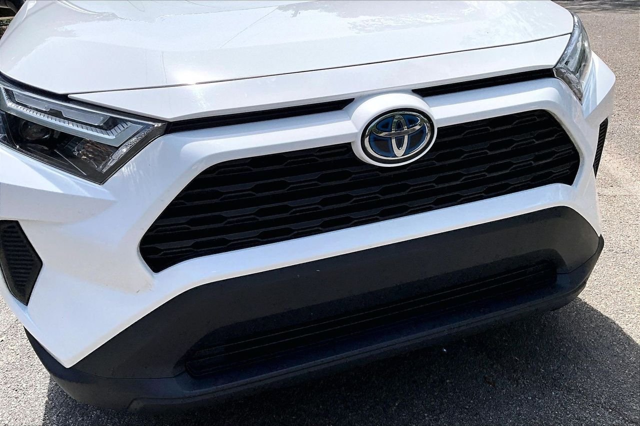 Used 2024 White Toyota XLE image 33