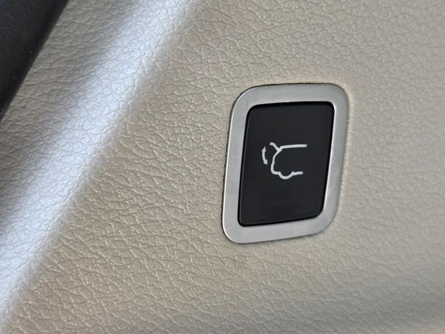 Used 2018 White Chrysler Limited image 32