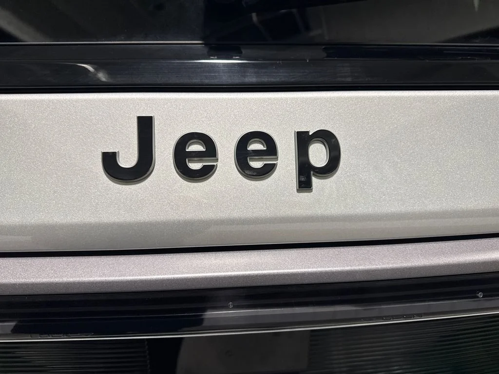 New 2026 Silver-Zynith Exterior Paint Jeep Limited Reserve image 8