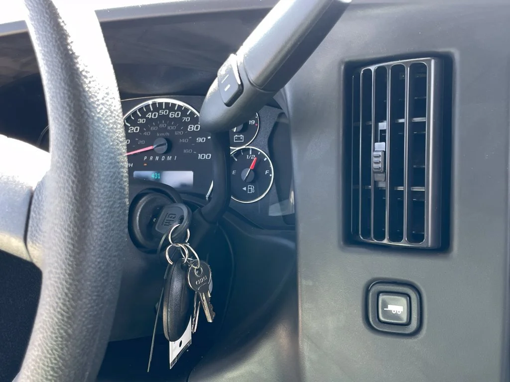 New 2025 Summit White GMC 1WT image 17