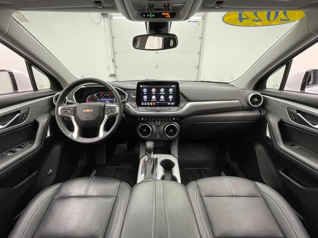 Used 2024 Summit White Chevrolet 3LT image 3