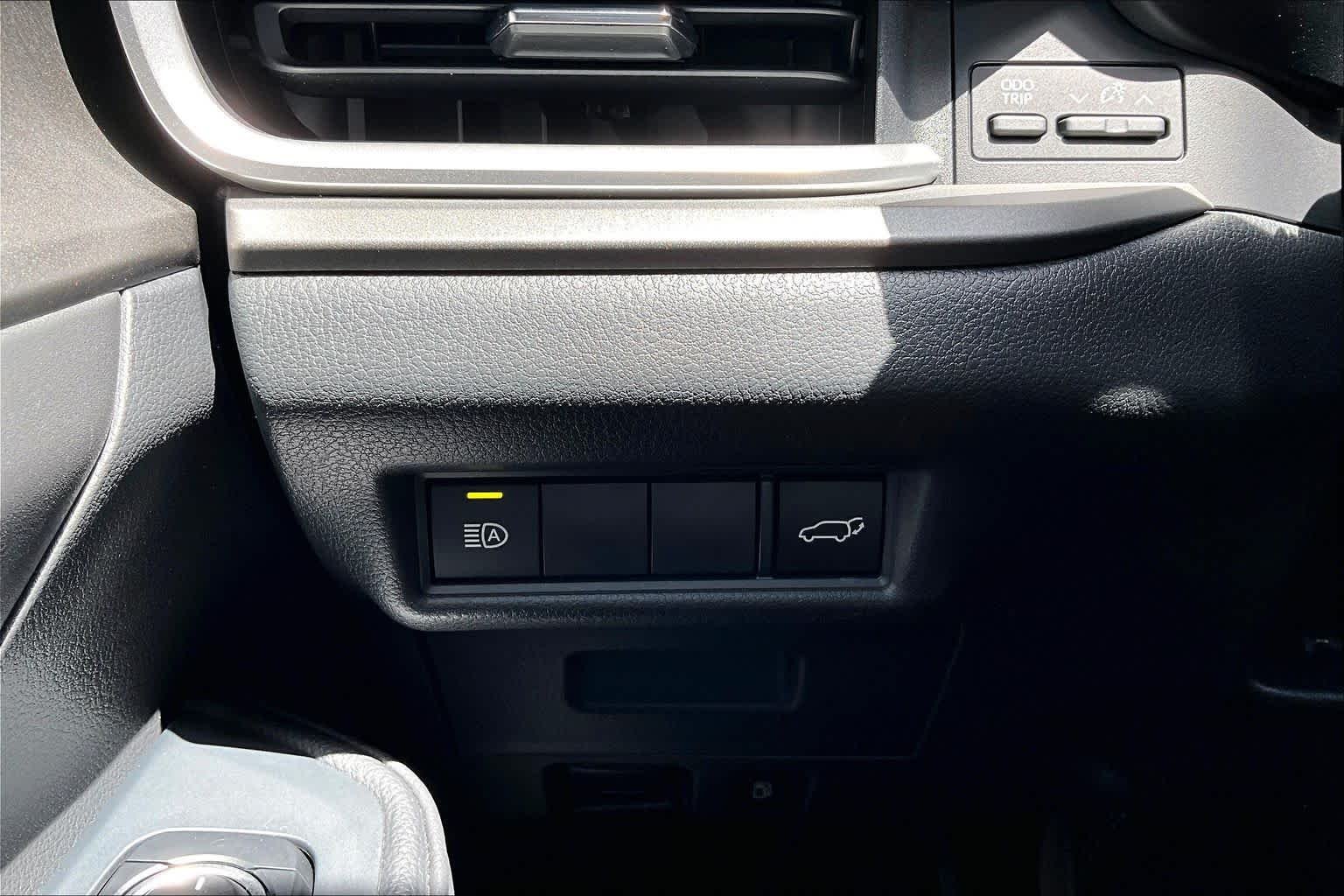 Used 2024 Wind Chill Pearl Toyota Hybrid XLE image 33