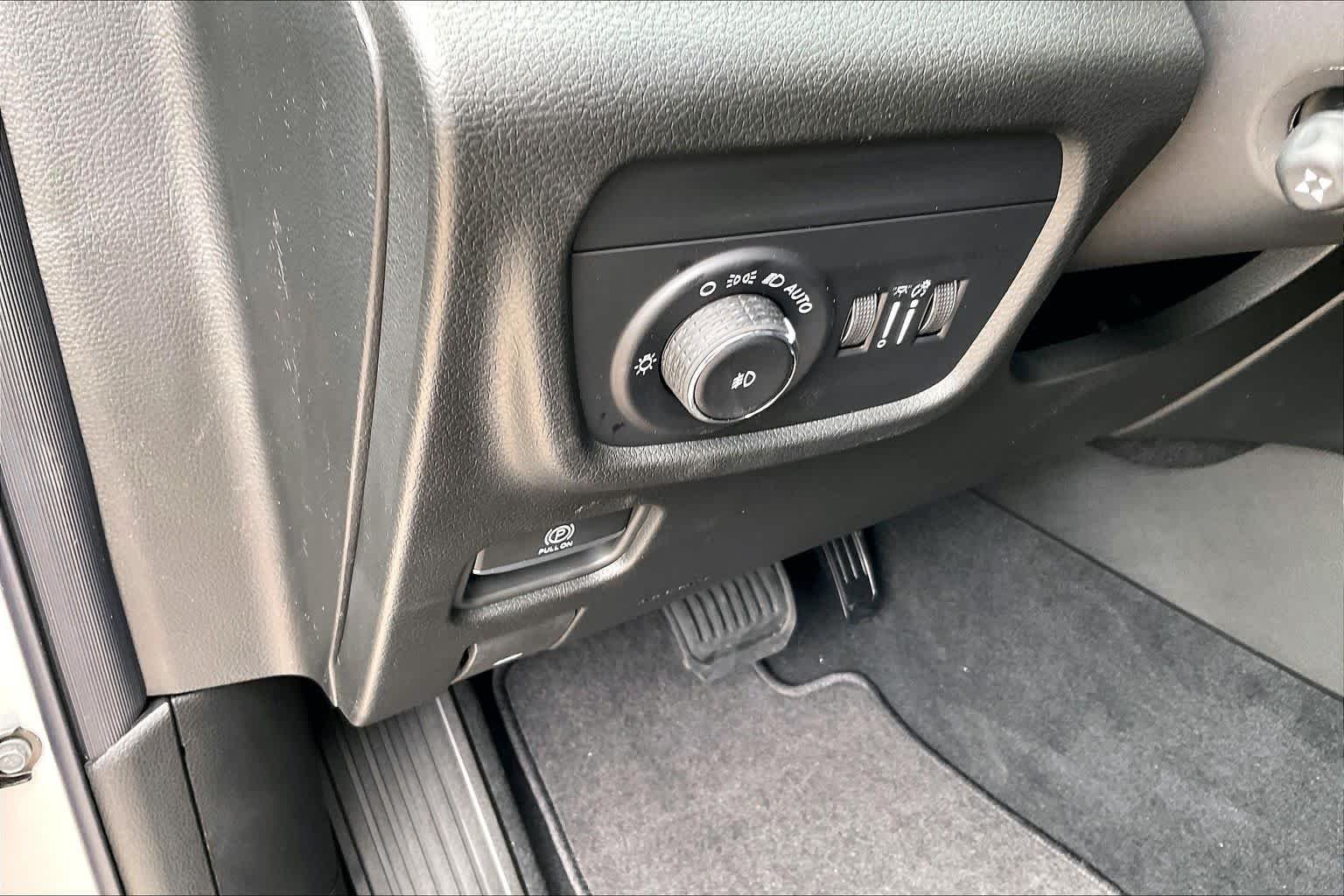New 2026 Silver Zynith Exterior Paint Jeep Limited Reserve image 17