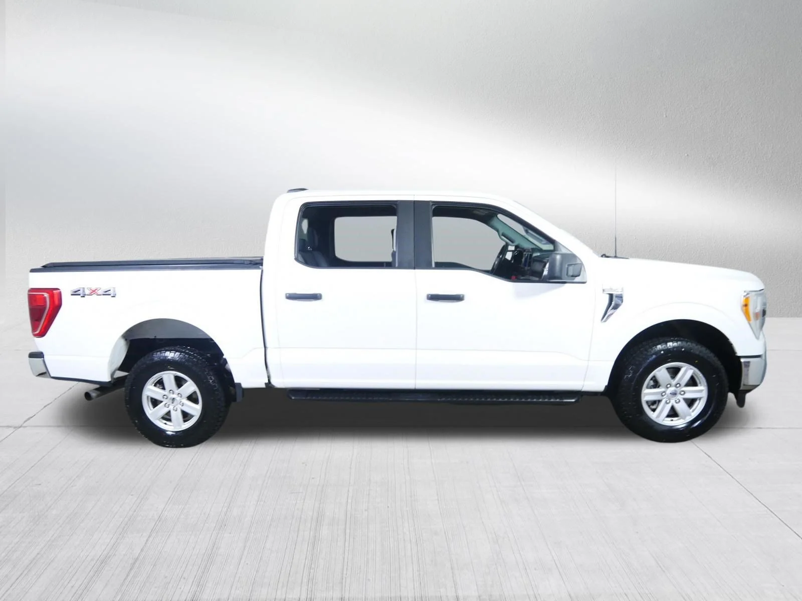 Used 2022 Space White Metallic Ford XLT image 8