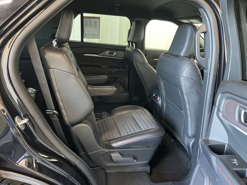 Used 2025 Agate Black Metallic Ford ST-Line image 21