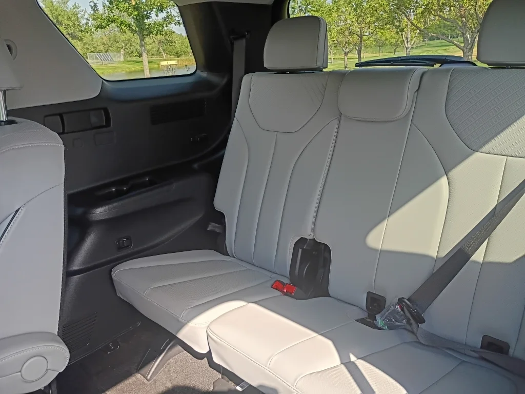 Used 2025  Hyundai SEL image 17