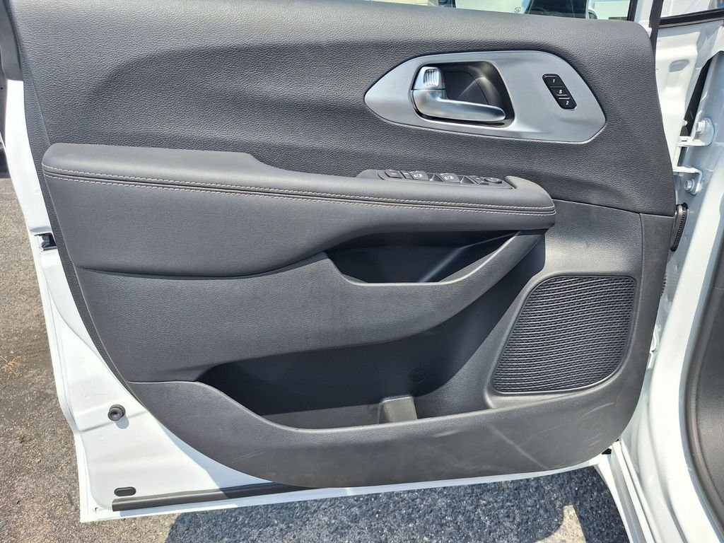 2026 Chrysler Pacifica Limited - Photo 16