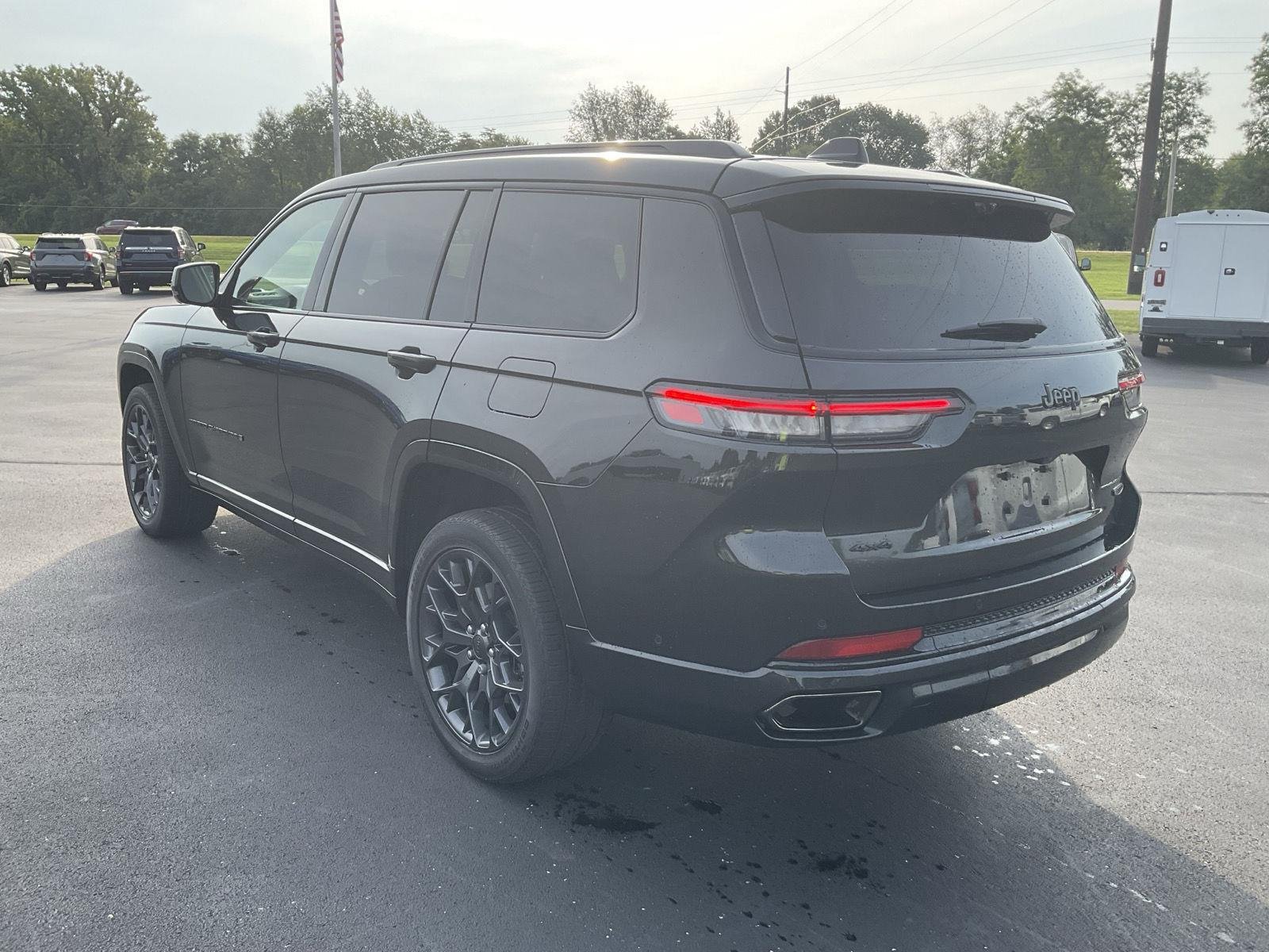 Used 2025  Jeep Summit Reserve image 8