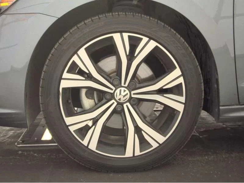 Used 2022 Platinum Gray Metallic Volkswagen 2.0T SE image 13