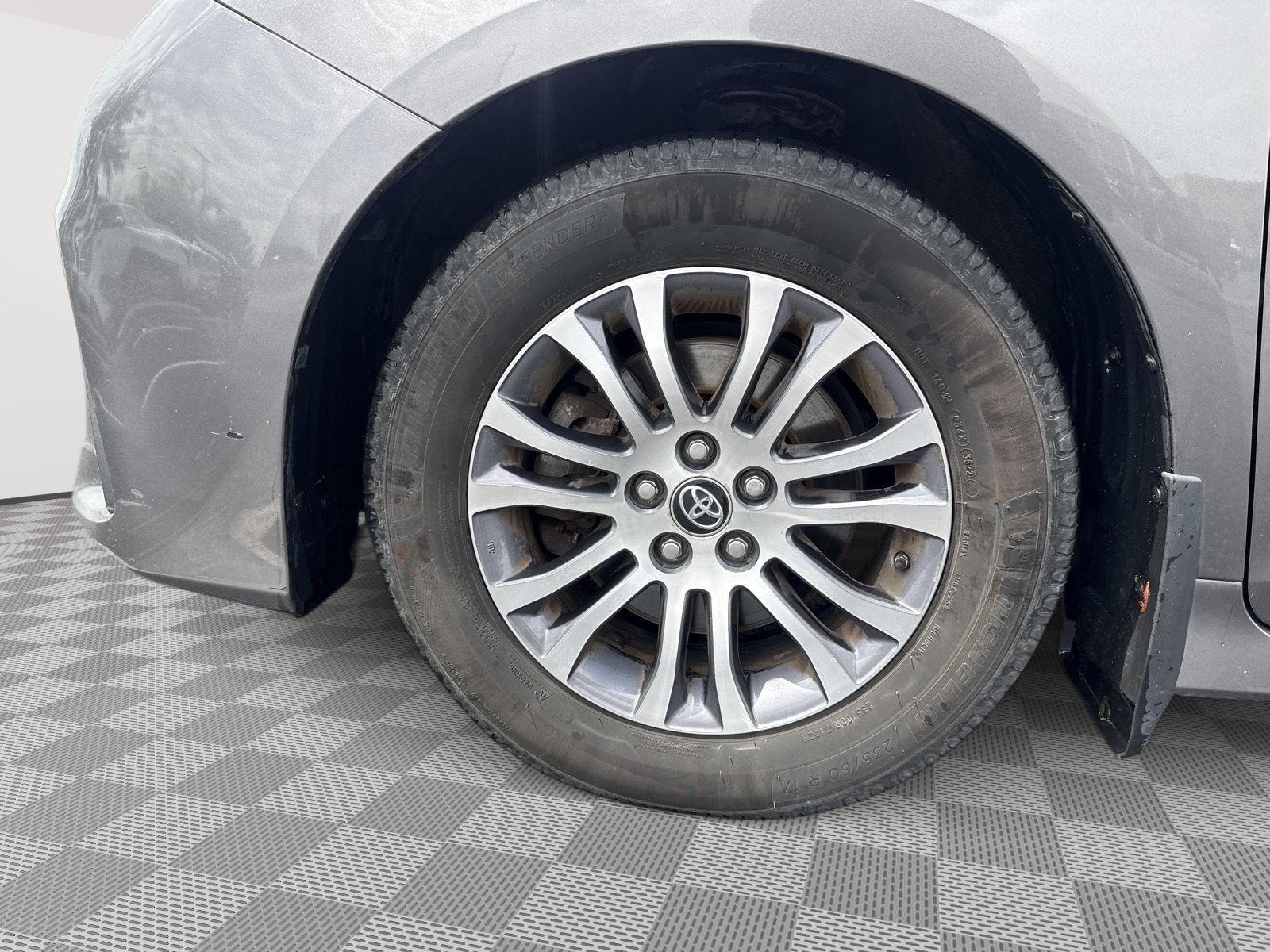 Used 2018 Predawn Gray Mica Toyota XLE image 9