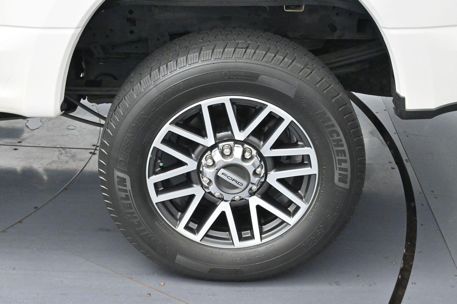 Used 2019 White Platinum Metallic Tri-Coat Ford Lariat image 33