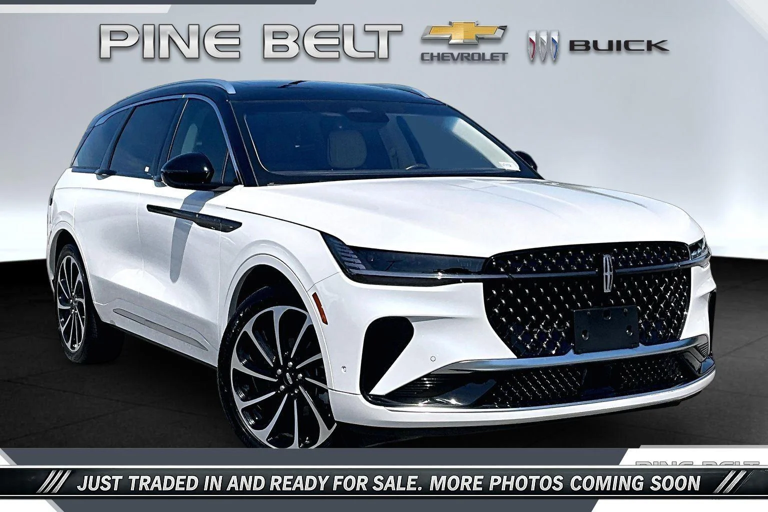 Used 2024 White Platinum Metallic Tri-Coat Lincoln Black Label image 1