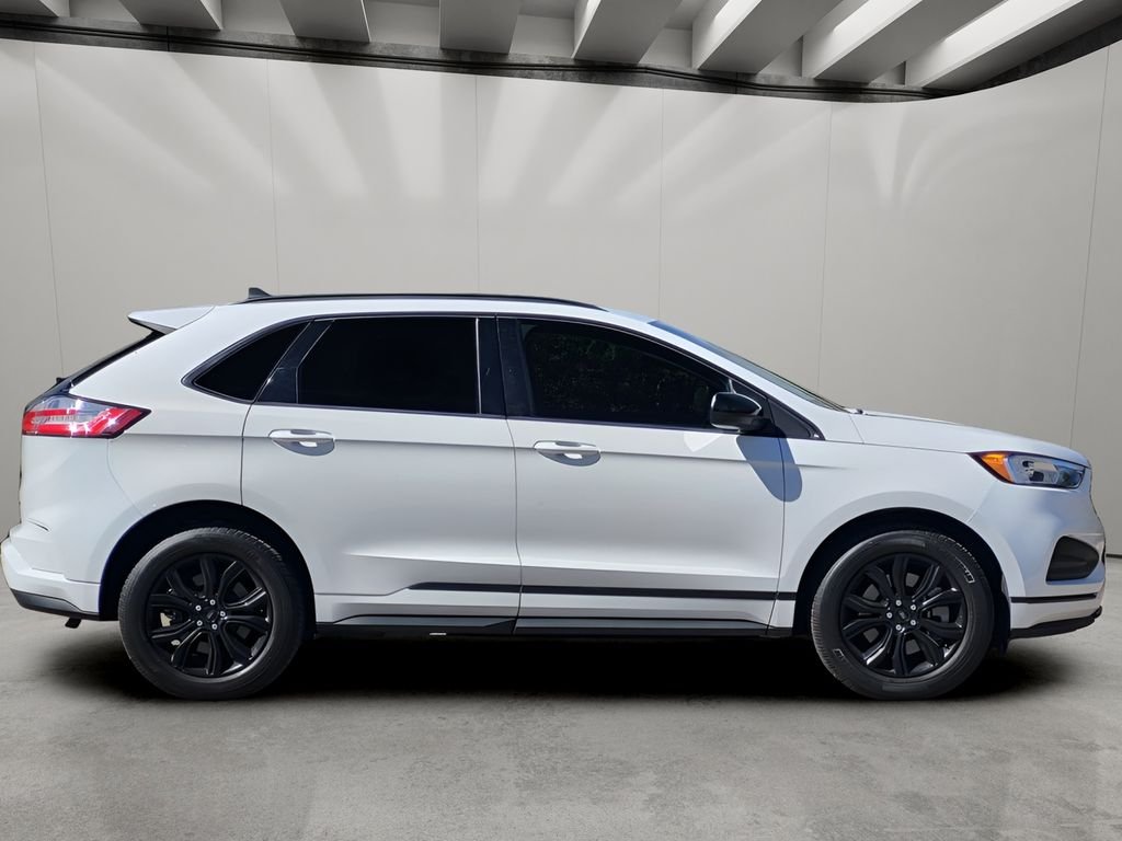 Used 2022 Oxford White Ford SE image 4
