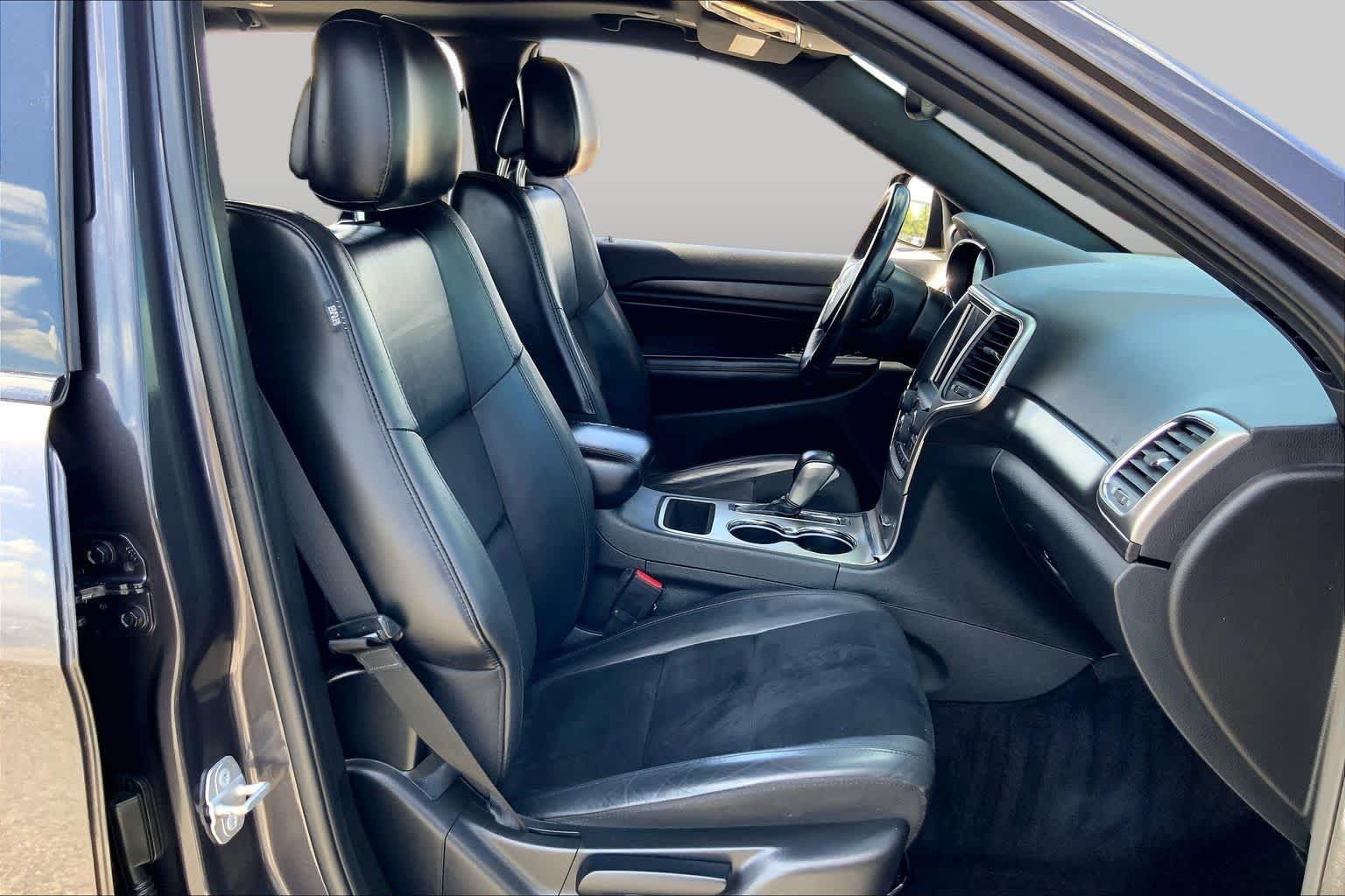 Used 2018 Granite Crystal Metallic Clearcoat Jeep Altitude image 9