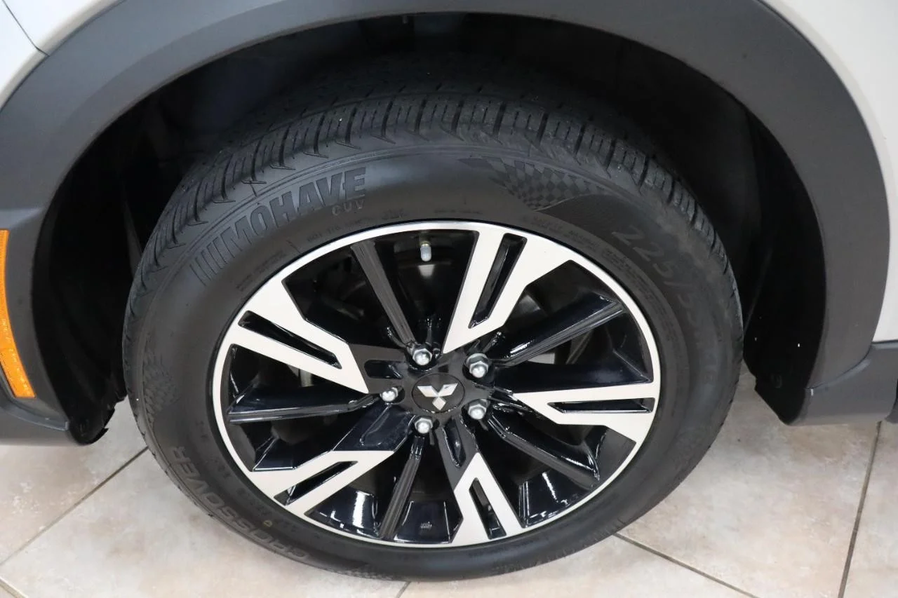 Used 2024 Alloy Silver Metallic Mitsubishi SE image 30