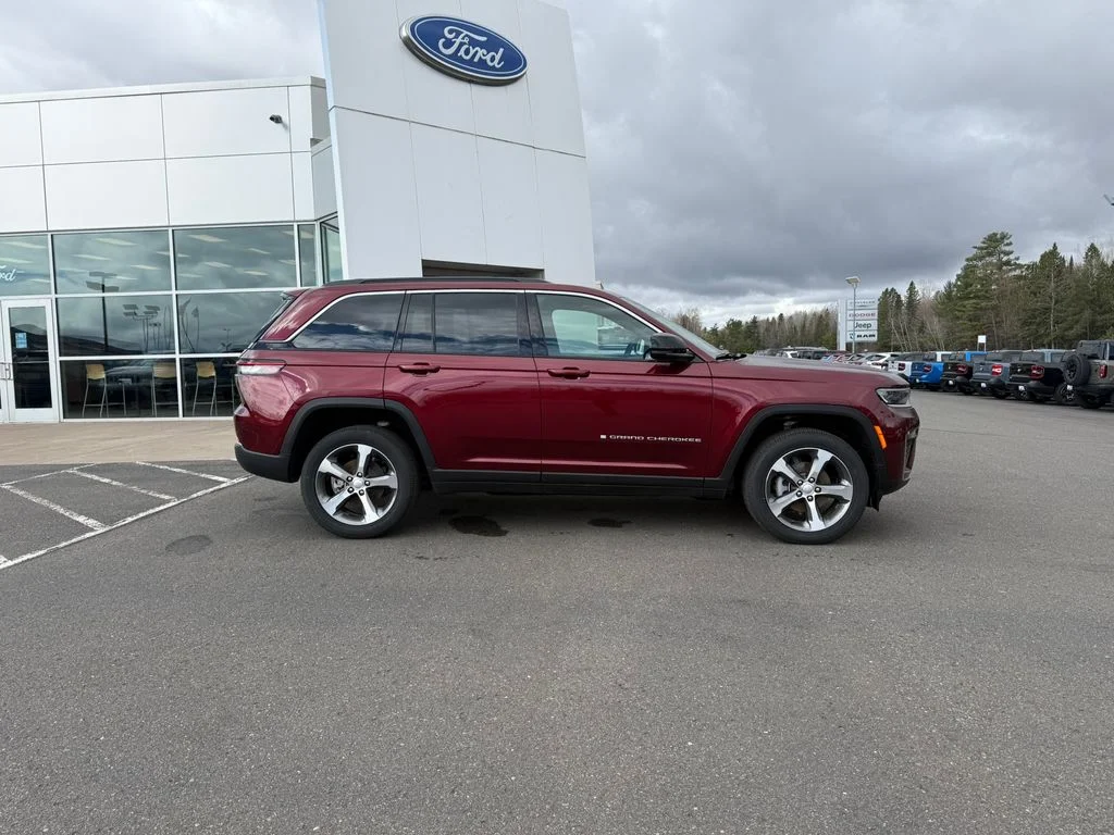 New 2026 Velvet Red Pearl-Coat Exterior Paint Jeep Limited image 2