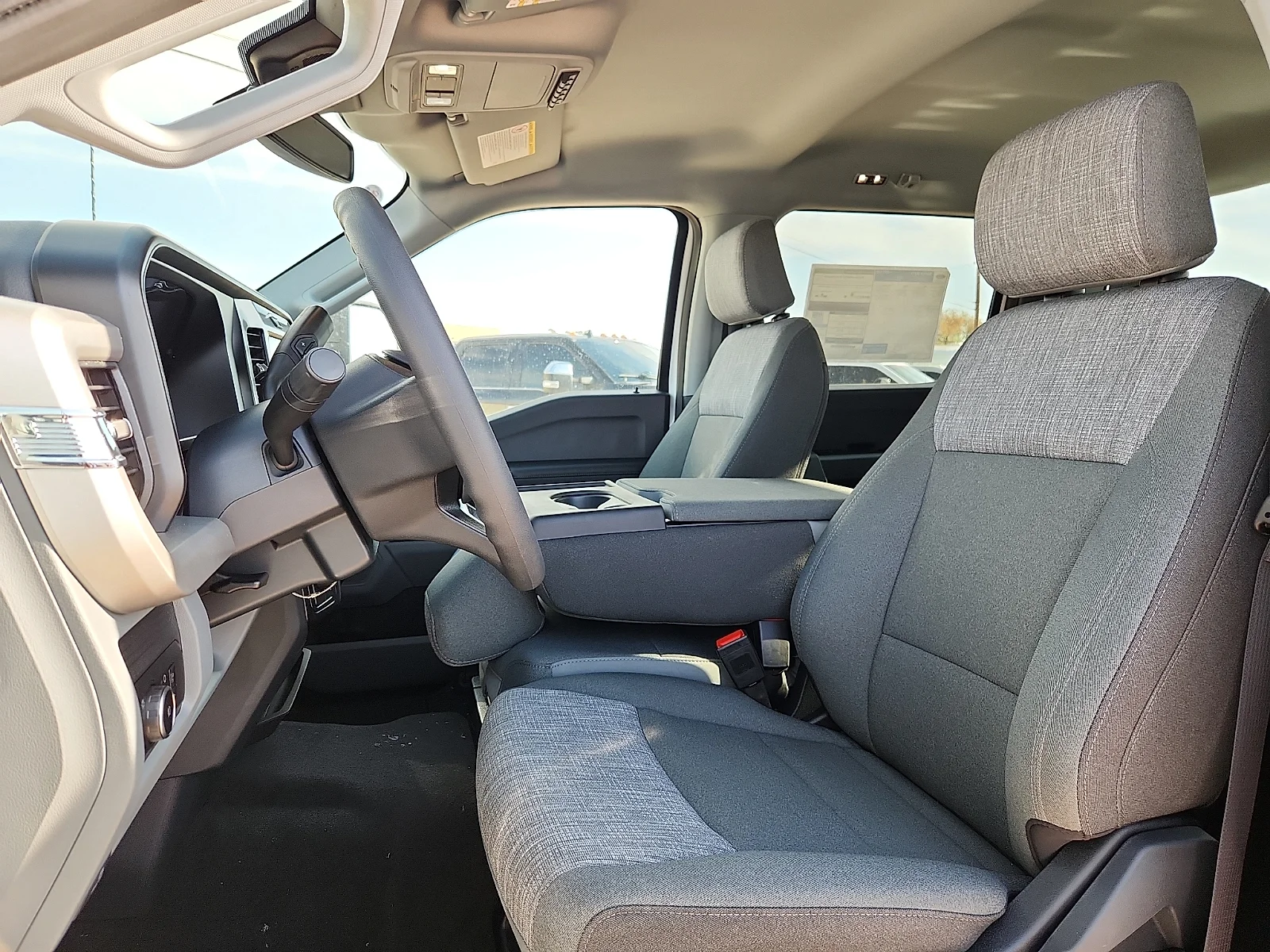 New 2027 Oxford White Ford XLT image 17