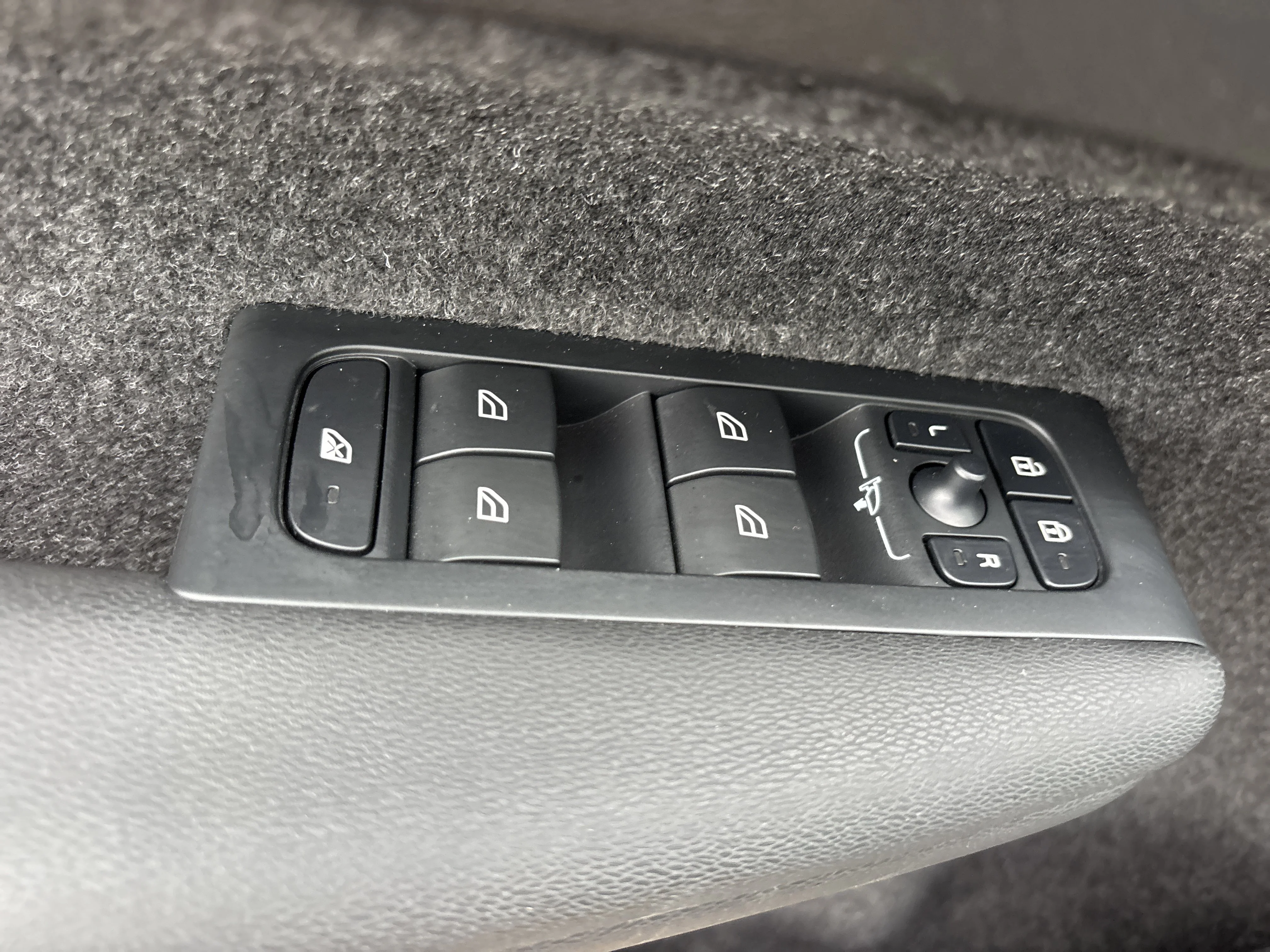 Used 2024 Onyx Black Metallic Volvo B5 AWD Plus Bright Theme image 22