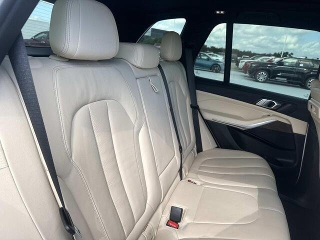 Used 2022 Mineral White Metallic BMW xDrive40i image 9