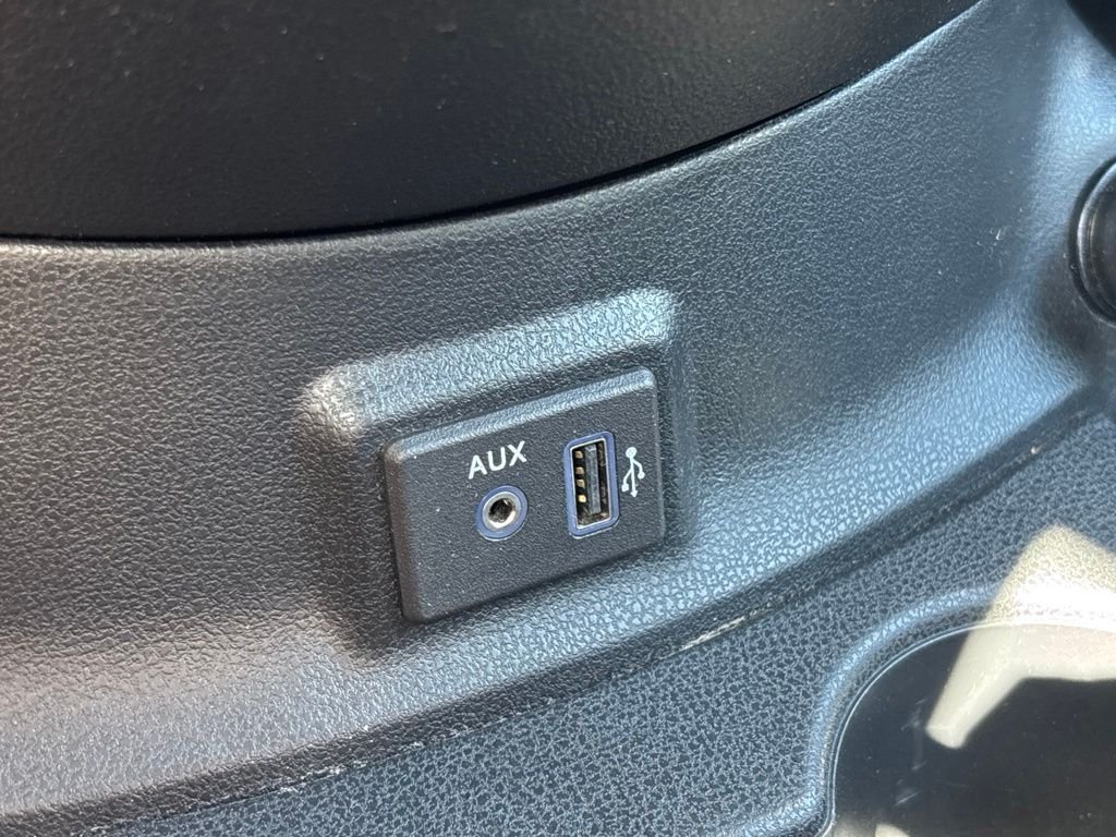 Used 2019 Black Nissan 1.6 SV image 25