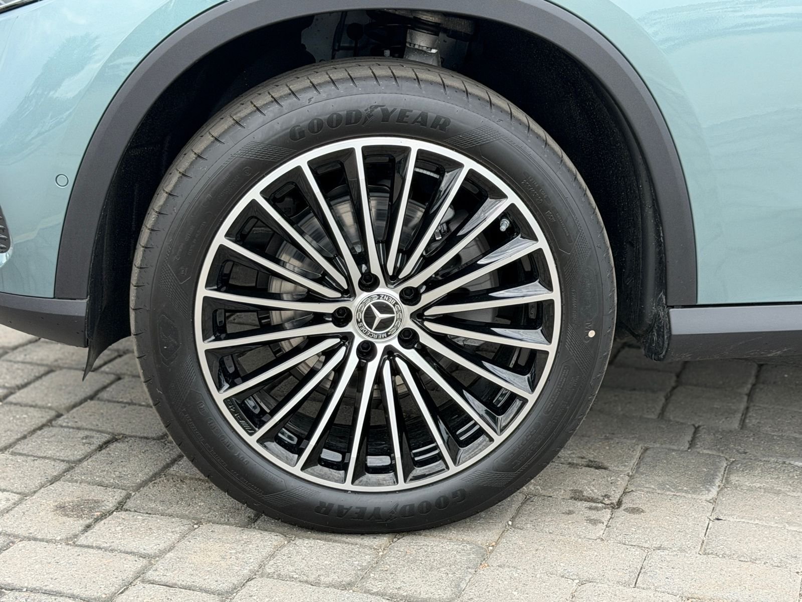 New 2026 Verde Silver Mercedes-Benz GLC 300 image 12
