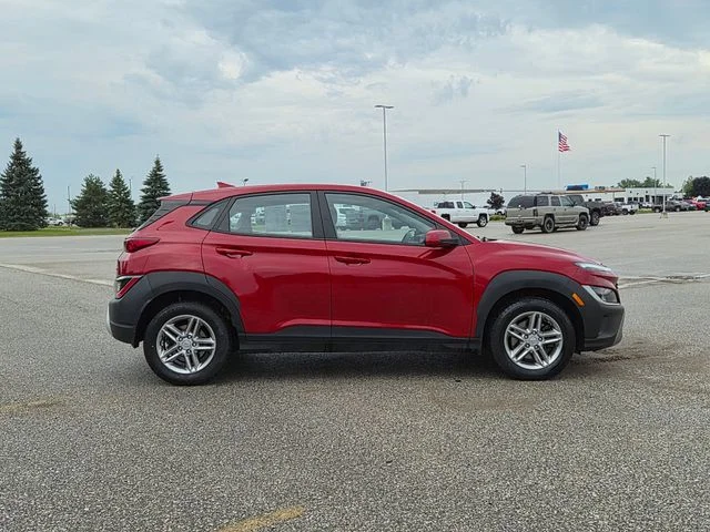 Used 2022 Red Hyundai SE image 4