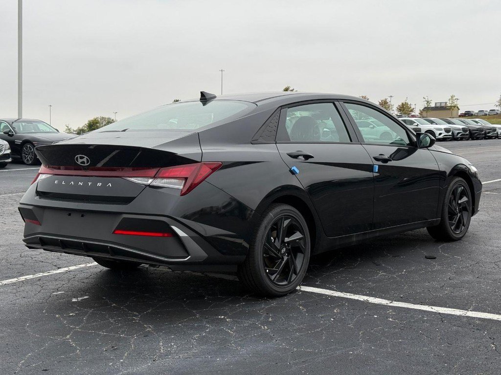 Used 2026 Black Hyundai SEL Sport image 3