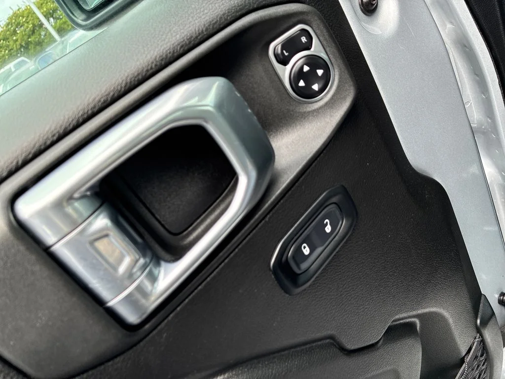 Used 2024 Silver Jeep Rubicon image 27