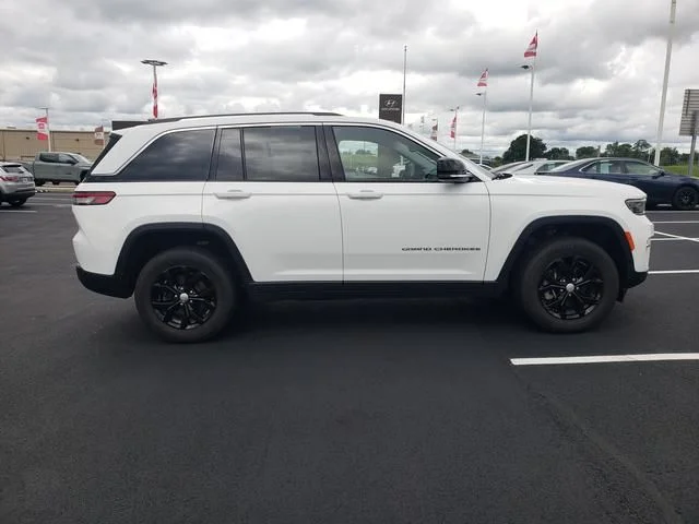 Used 2023  Jeep Limited image 4
