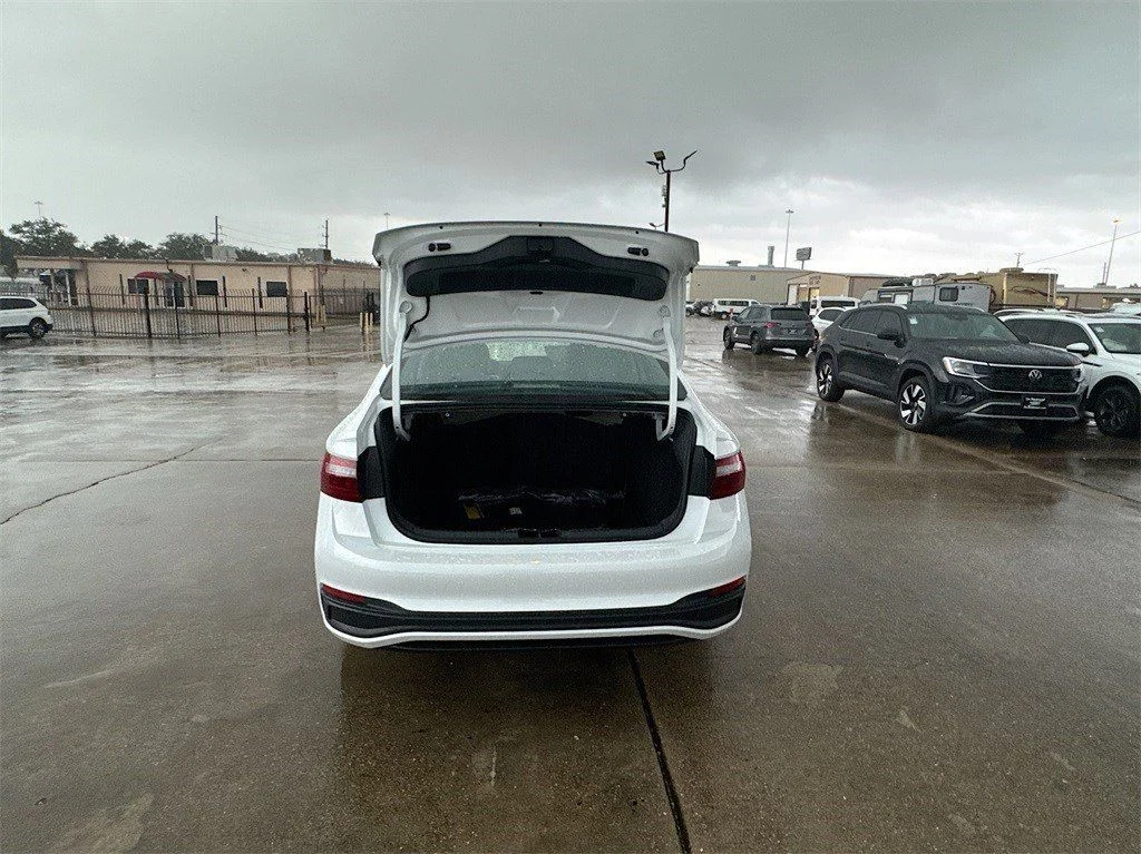 Used 2025 White Pearl Volkswagen 1.5T SE image 28