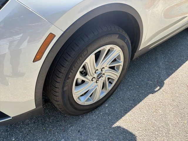 Used 2023 White Lincoln Standard image 9