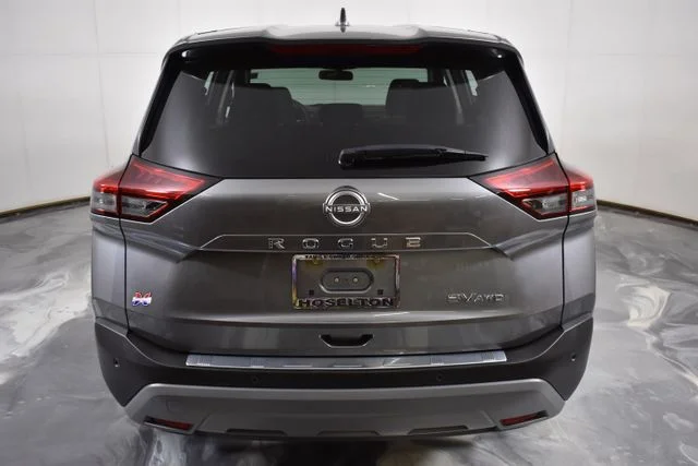 Used 2023 Gray Nissan SV image 9