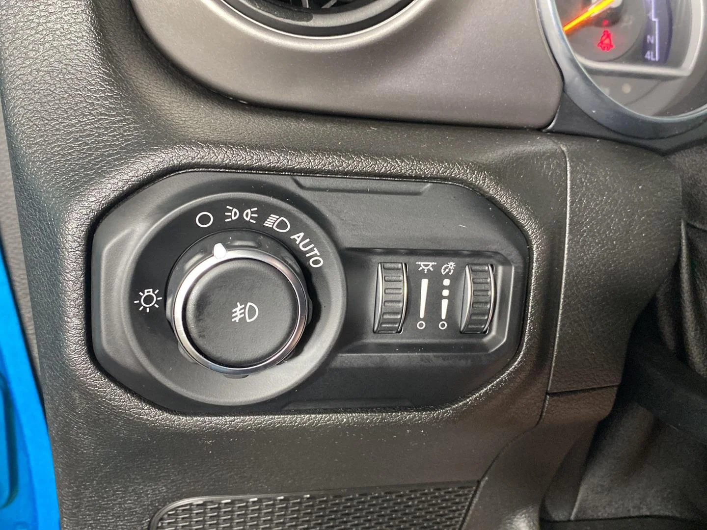 Used 2019 Bikini Pearlcoat Jeep Sport S image 19