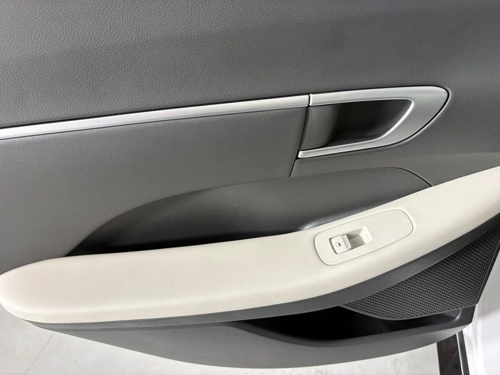 Used 2025 White Hyundai SEL image 35