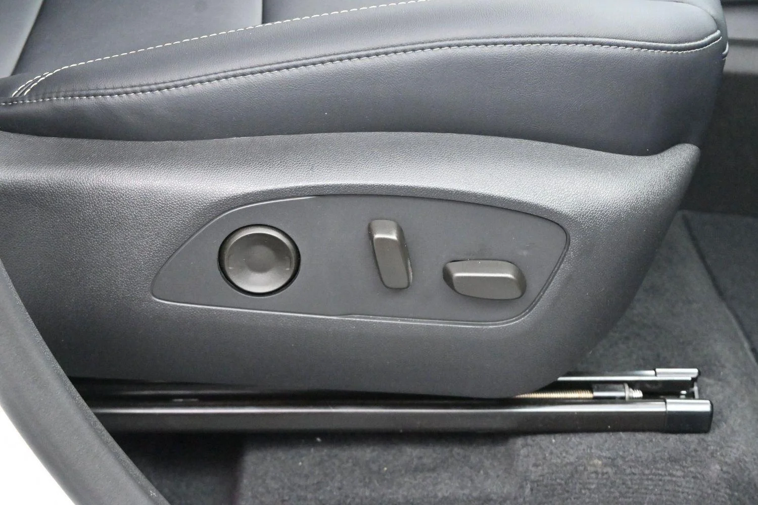 Used 2026 Summit White GMC Elevation image 33