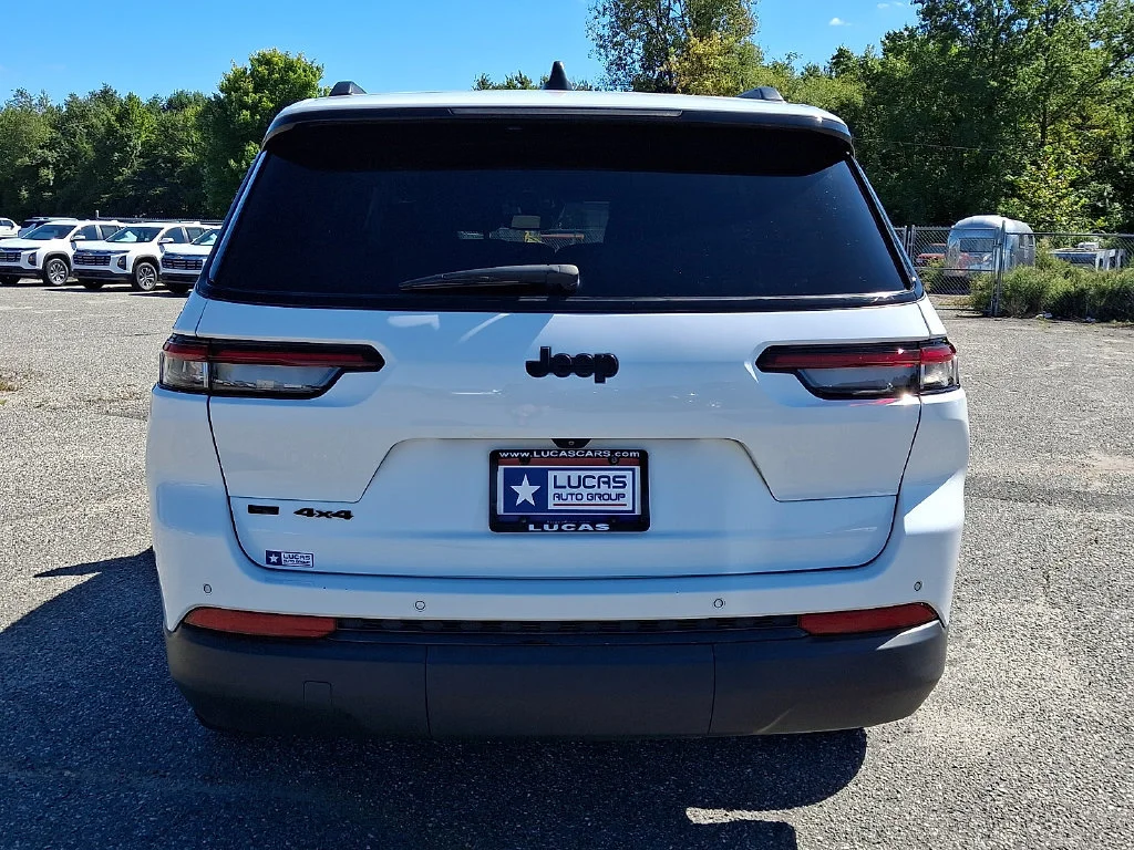 Used 2023 Bright White Clearcoat Jeep Altitude image 10