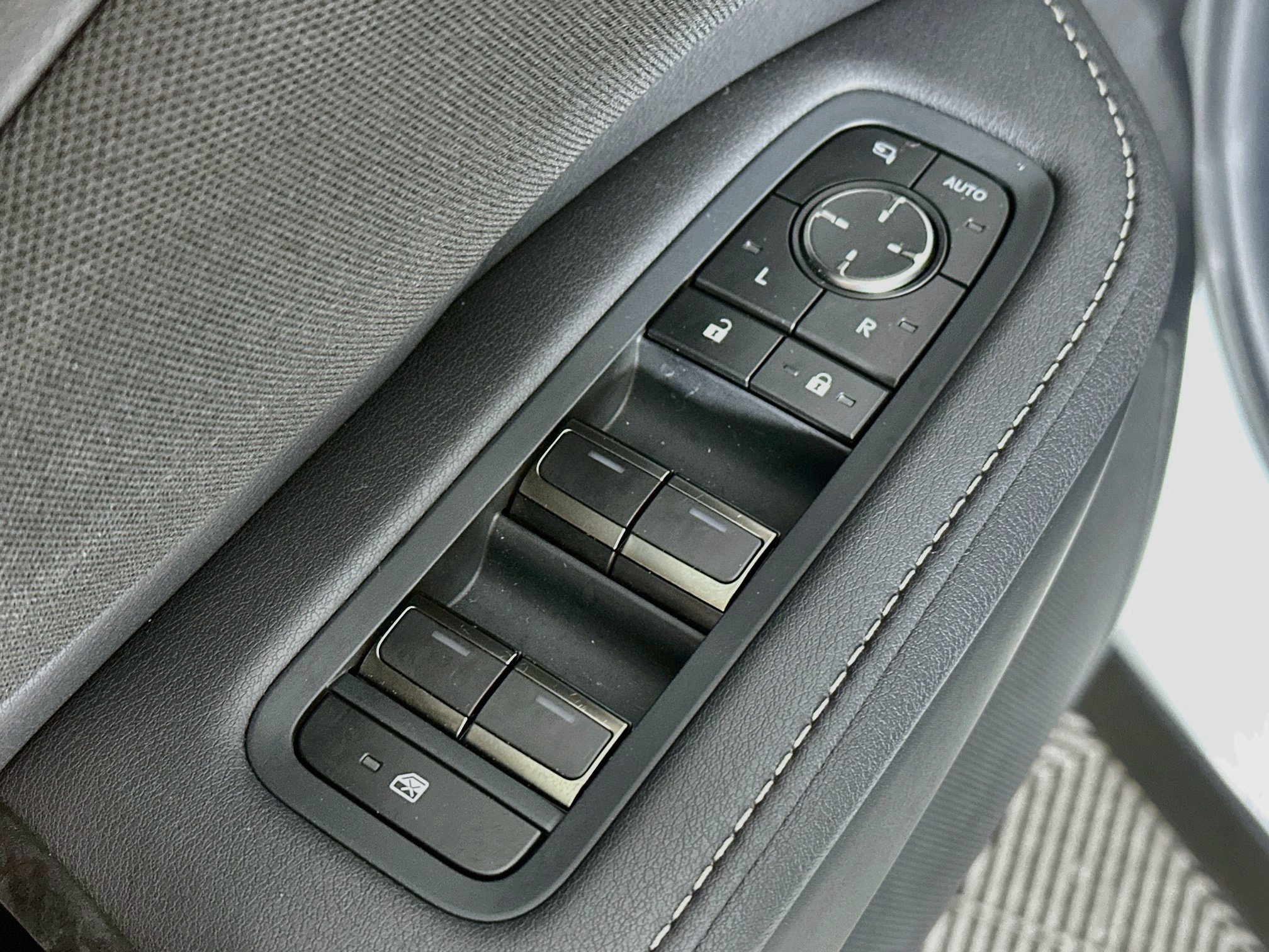 Certified Used 2025 Pearl Lexus 350 Luxury image 17