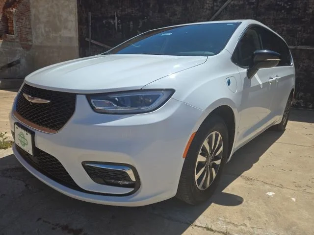 2024 Chrysler Pacifica Hybrid Select PHEV's photo