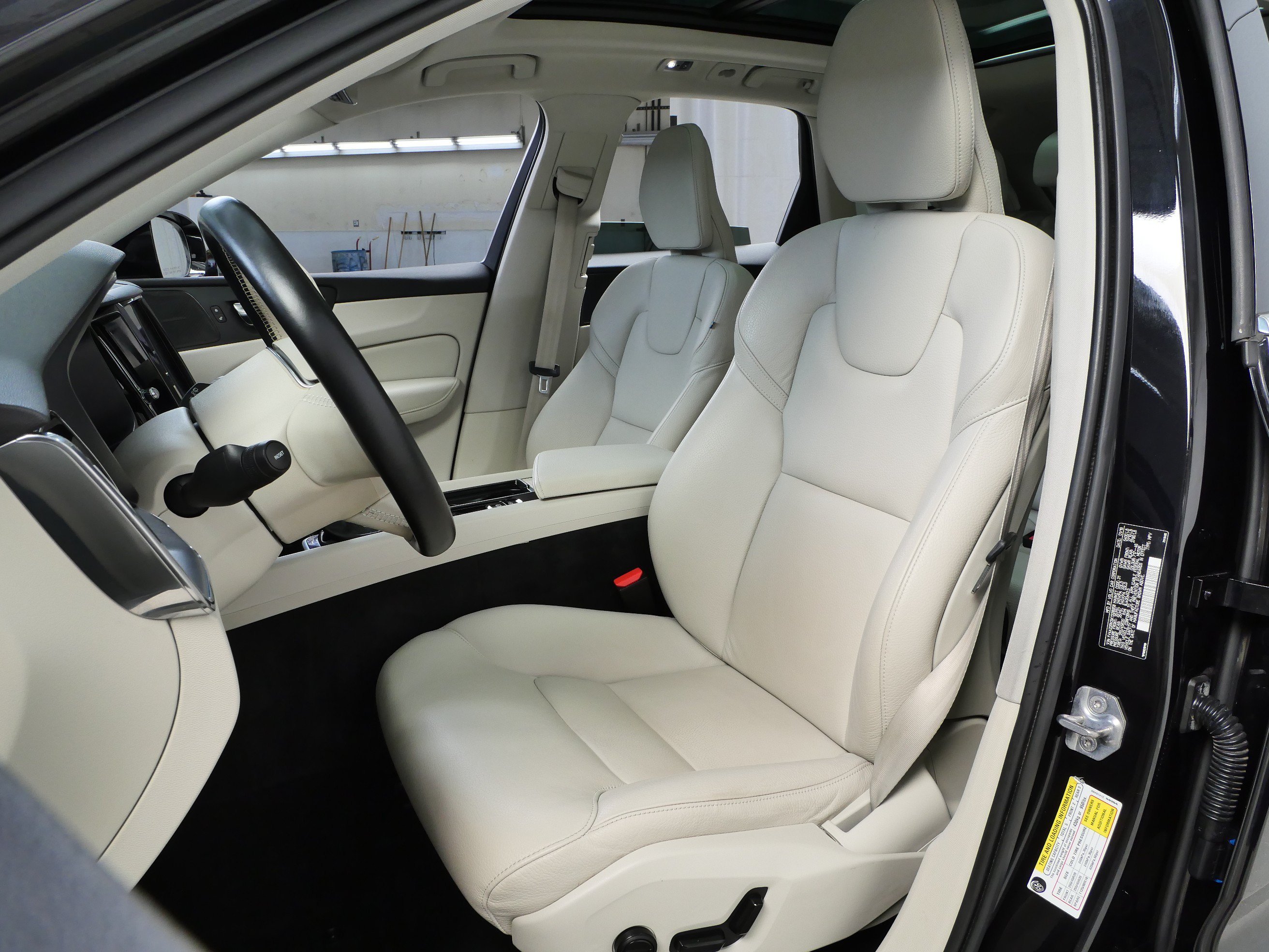 Used 2019 Volvo XC60 Momentum with VIN YV4A22RK5K1328958 for sale in Minnetonka, MN