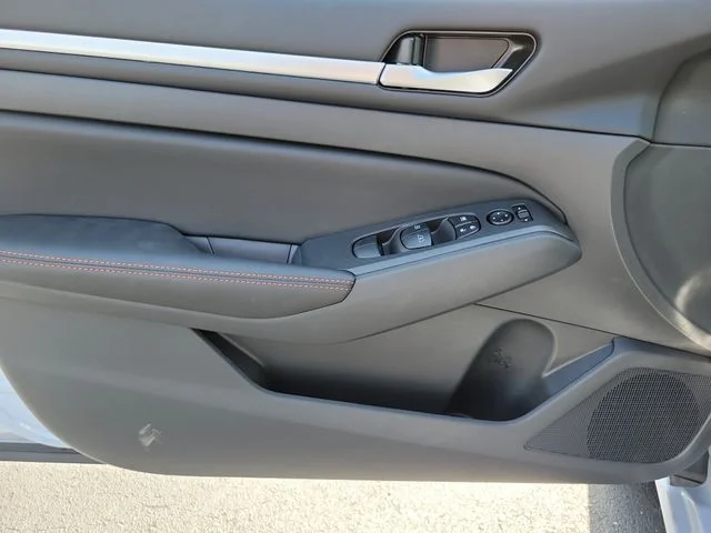 New 2026 Gray Sky Pearl / Super Black Two-tone Nissan SR image 17