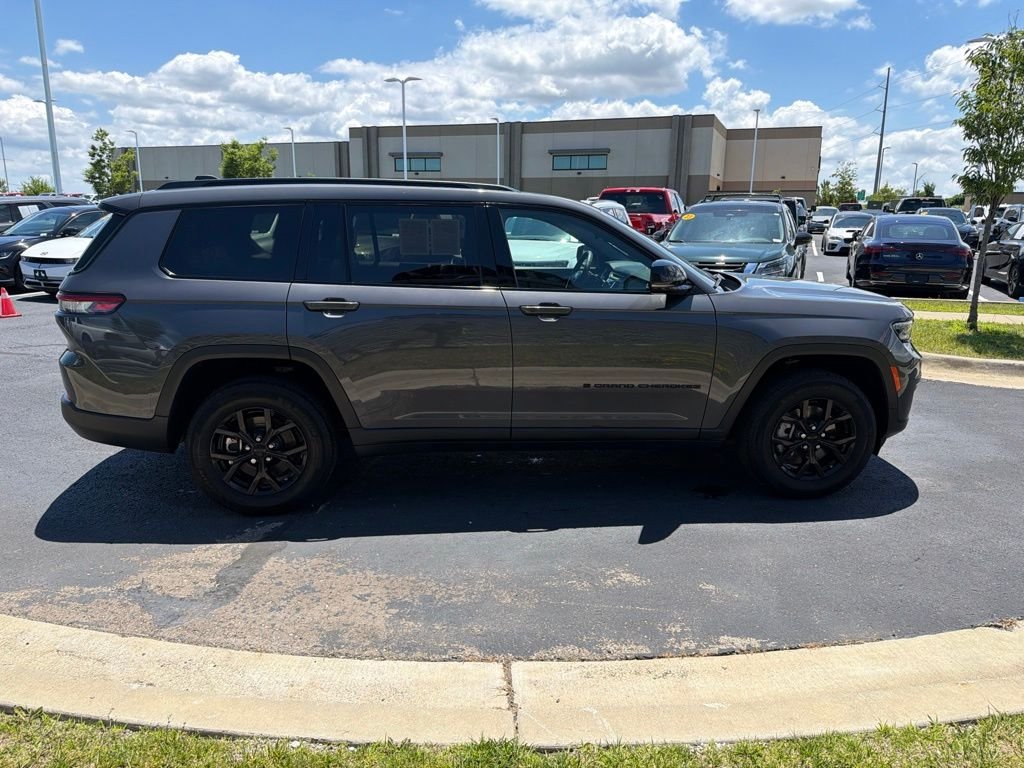 Used 2024 Gray Jeep Altitude image 8